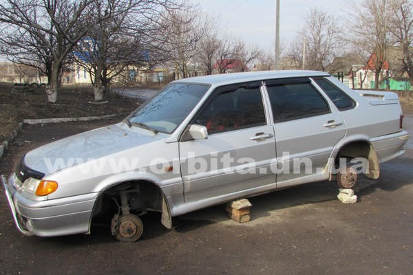 Привет из 90-х: в Мирнограде «разбули» автомобиль