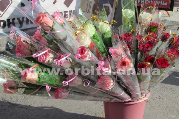 Сколько стоят цветы в Покровске накануне 8 Марта?
