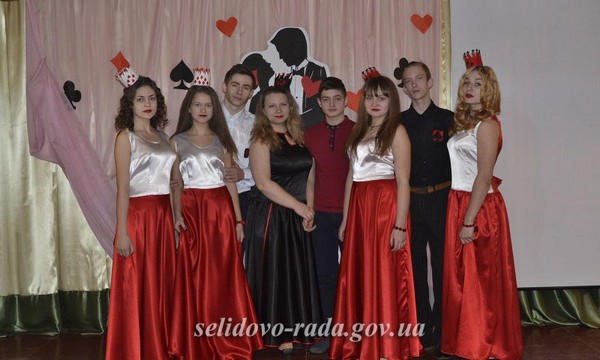 Школьники Горняка и Украинска съехались на зимний бал в Селидово