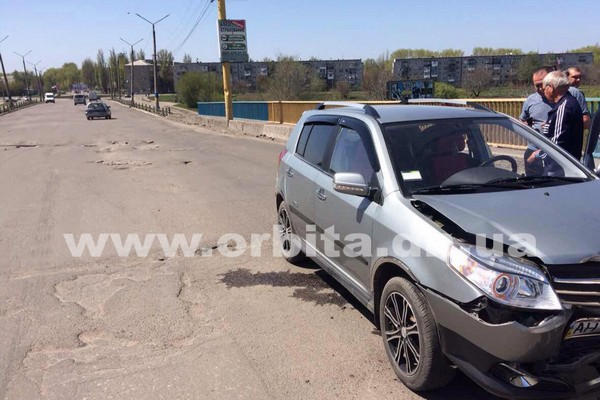 Ямы на дорогах стали причиной лобового столкновения автомобилей в Покровске