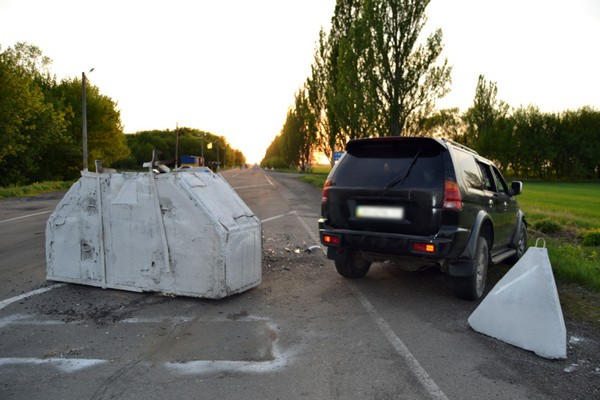 В Покровске пьяный водитель внедорожника, пытаясь сбежать от полицейских, врезался в бетонный блок