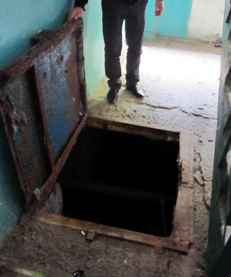 В подвале покровской многоэтажки обнаружен «тайник» с боеприпасами
