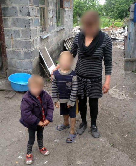 В Покровске полицейские спасли двоих малолетних детей от горе-матери