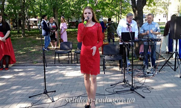 Жителям Селидово подарили ретро-концерт