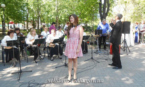 Жителям Селидово подарили ретро-концерт