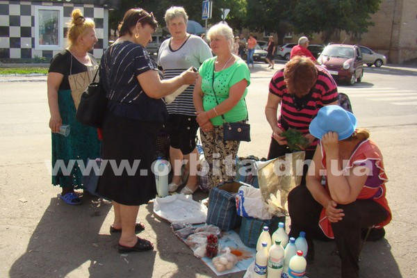 На стихийном рынке Покровска журналистов забросали помидорами