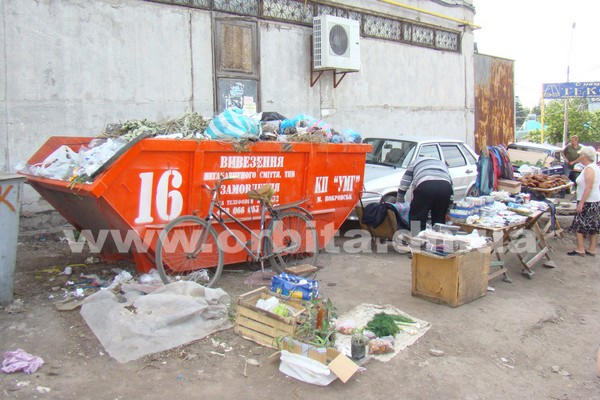 На стихийном рынке Покровска журналистов забросали помидорами