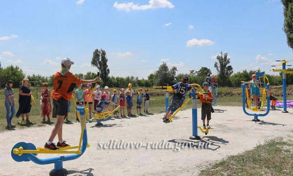 В Селидово торжественно открыли новые спортивные площадки