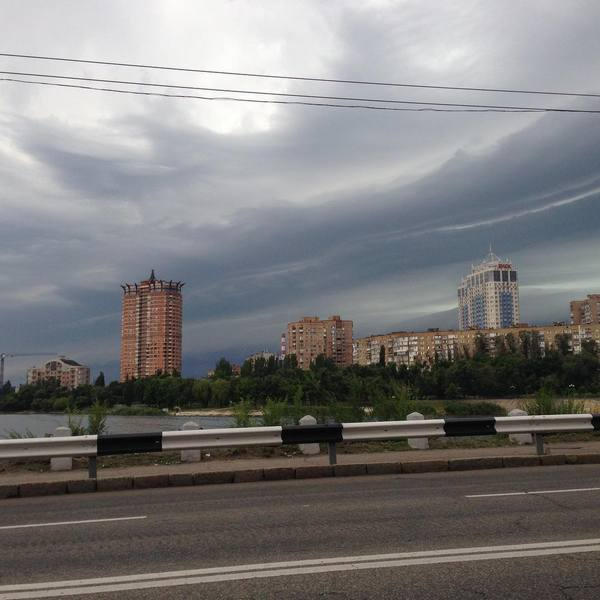 В небе над Донецком появились необычные узоры