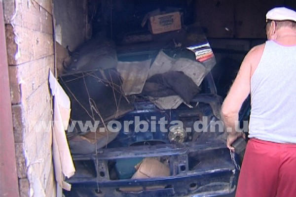 Житель Родинского нашел свой угнанный автомобиль в гараже у сотрудника полиции