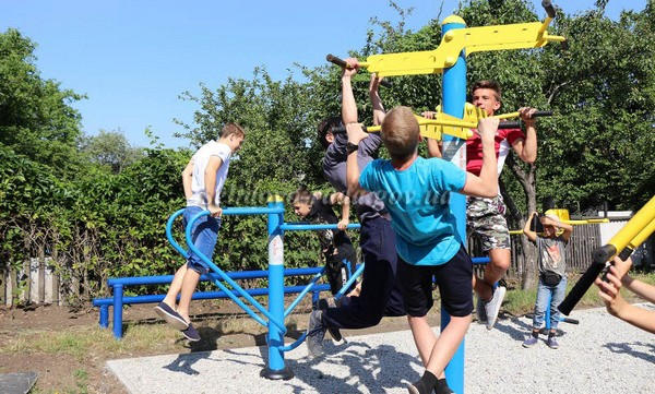 В Украинске торжественно открыли новую спортивную площадку