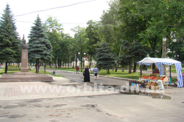 В Покровске возле памятника Герою Советского Союза торгуют помидорами