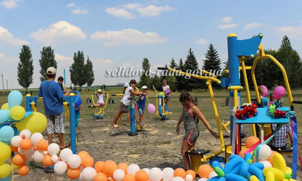 В Горняке, Кураховке и Цукурино открыли новые современные спортивные площадки