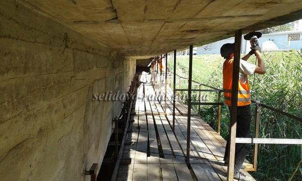 Как в Селидово ремонтируют мост