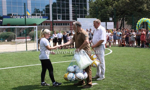 В Селидово открыли новые современные футбольные площадки