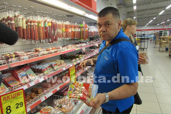 В супермаркете Покровска продают сосиски с плесенью