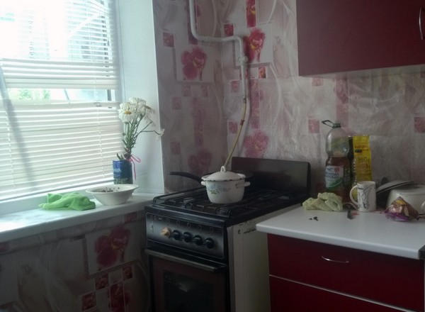 В Покровске парень ограбил квартиру, несмотря на то, что ее хозяйка была дома