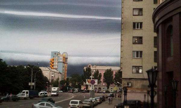 В небе над Донецком появились необычные узоры