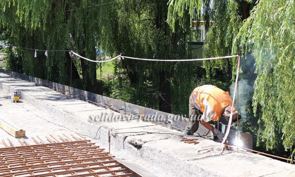 В Селидово продолжается капитальный ремонт моста и дороги
