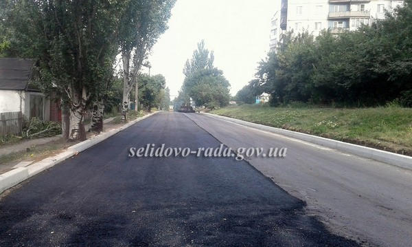 В Селидово продолжается капитальный ремонт дороги по улице Береговая