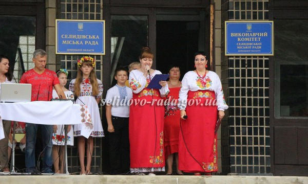 В Селидово торжественно подняли флаг Украины