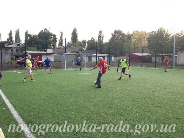 В Новогродовке прошел городской турнир по мини-футболу среди ветеранов