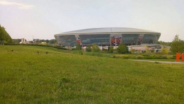 Стадион «Донбасс Арена» в Донецке зарастает бурьяном