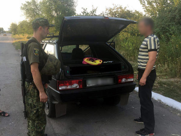 Житель Мирнограда возил в автомобиле патроны к автомату Калашникова