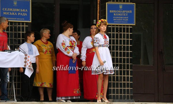 В Селидово торжественно подняли флаг Украины