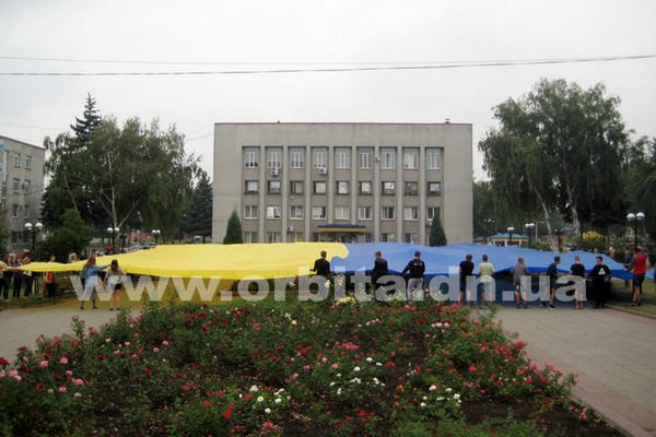 В Покровске развернули огромный флаг Украины