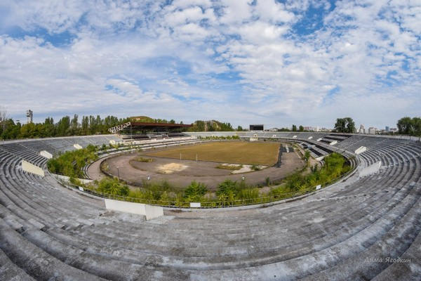 В Донецке на трибунах стадиона «Шахтер» растут деревья