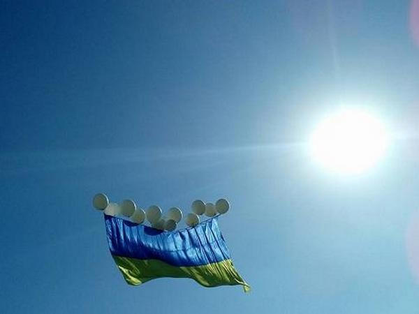 В небо над Донецком подняли огромный флаг Украины