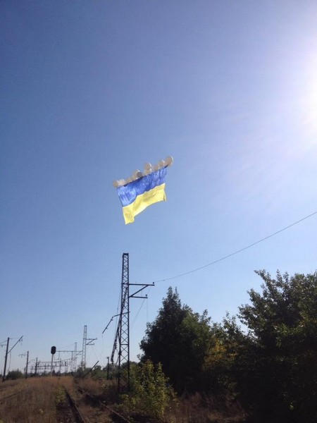 В небо над Донецком подняли огромный флаг Украины
