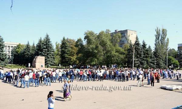 Около полутысячи студентов приняли участие в зарядке на главной площади Селидово