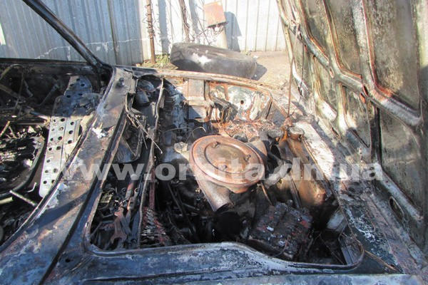 В Покровске сгорел дотла автомобиль, припаркованный возле рынка