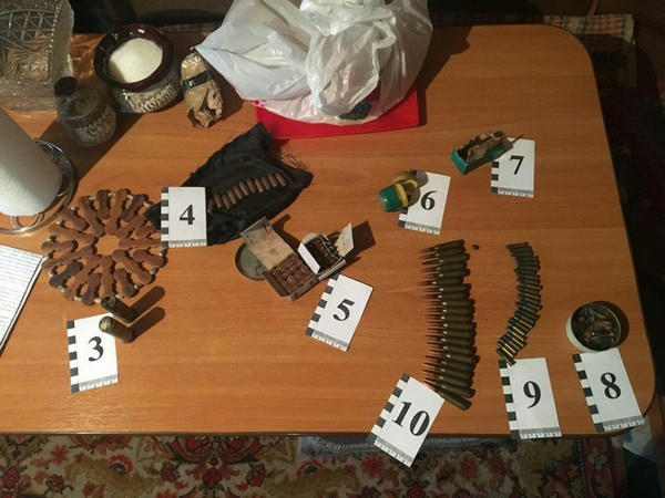 Житель Покровска прятал оружие и боеприпасы в собачьей будке