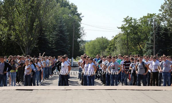 Около полутысячи студентов приняли участие в зарядке на главной площади Селидово
