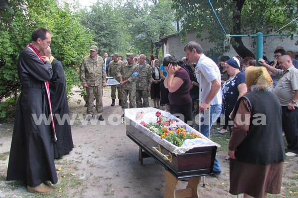 В Мирнограде провели в последний путь трагически погибшего 23-летнего десантника