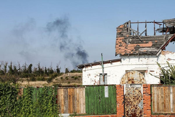 В Донецке на разрушенном обстрелами кладбище продолжают хоронить людей