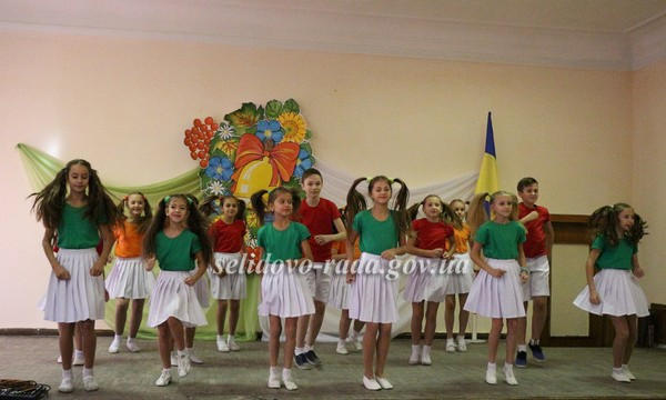 В Селидово педагогам подарили праздничный концерт