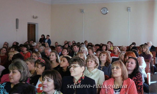 В Селидово педагогам подарили праздничный концерт