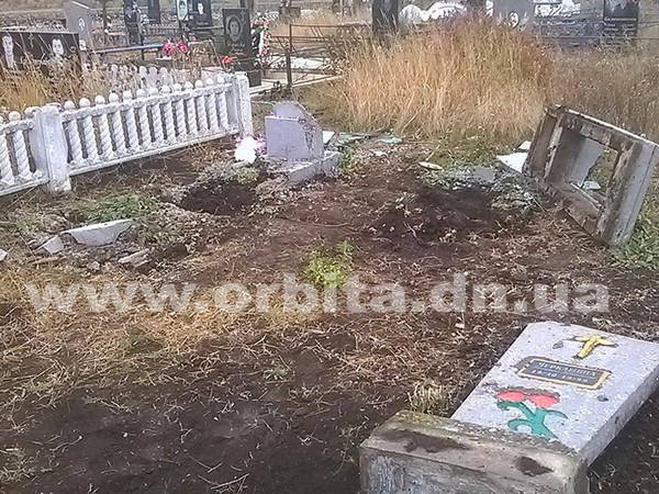 Ради куска металла в Родинском разрушили несколько могил