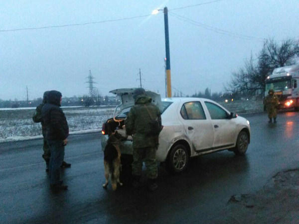 На блокпосту в Покровске собака «унюхала» автомобиль с гранатами