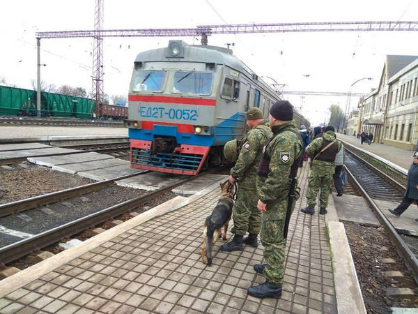 На вокзале в Покровске у мужчины обнаружили два рожка с патронами к автомату Калашникова