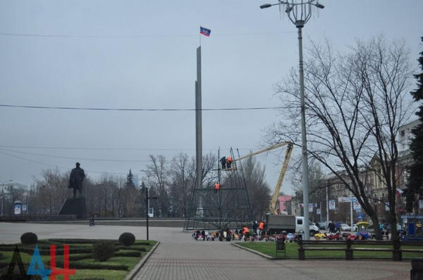 Как в Донецке устанавливают главную новогоднюю елку