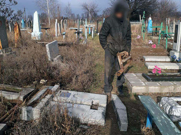 Житель Селидово разрушал кладбищенские могилы ради металлолома