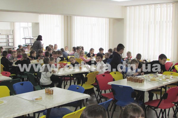 Как кормят детей в образцовой опорной школе Покровска