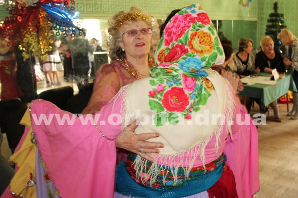 В Покровске бабушки устроили карнавал