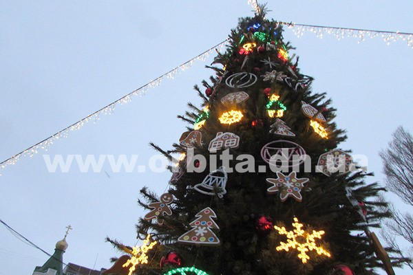 В Покровске зажгли одну из самых красивых новогодних елок