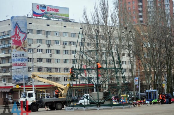 Как в Донецке устанавливают главную новогоднюю елку